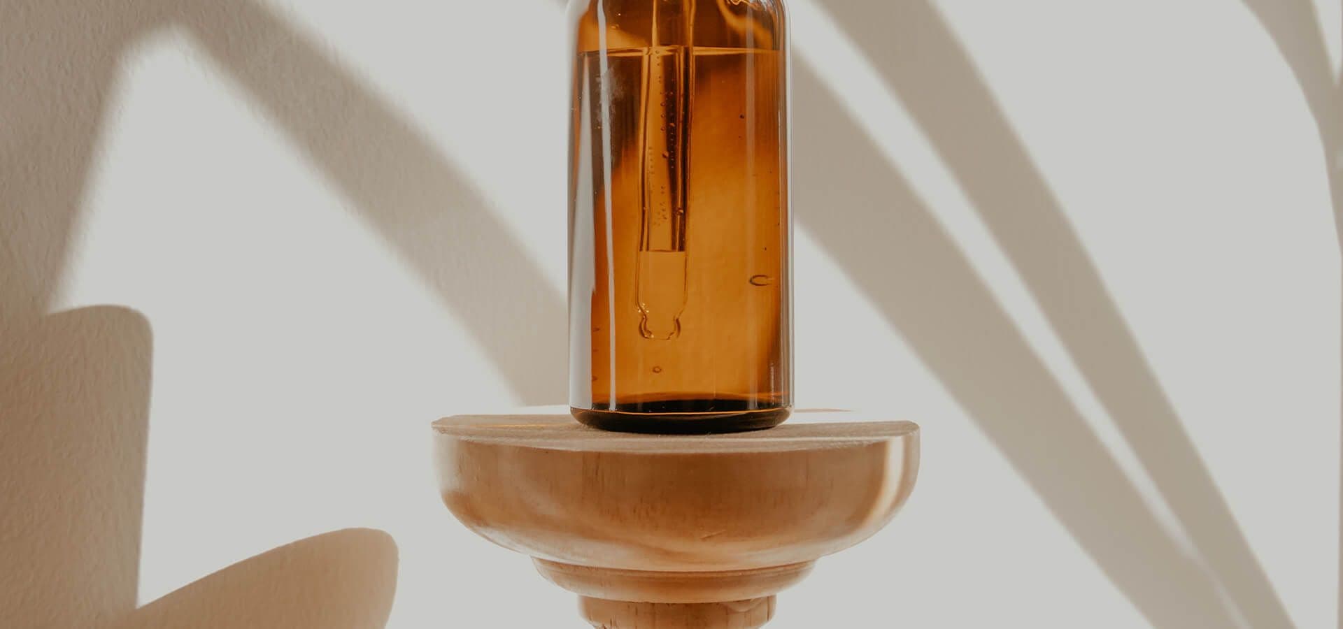 Producto de belleza sobre un pedestal