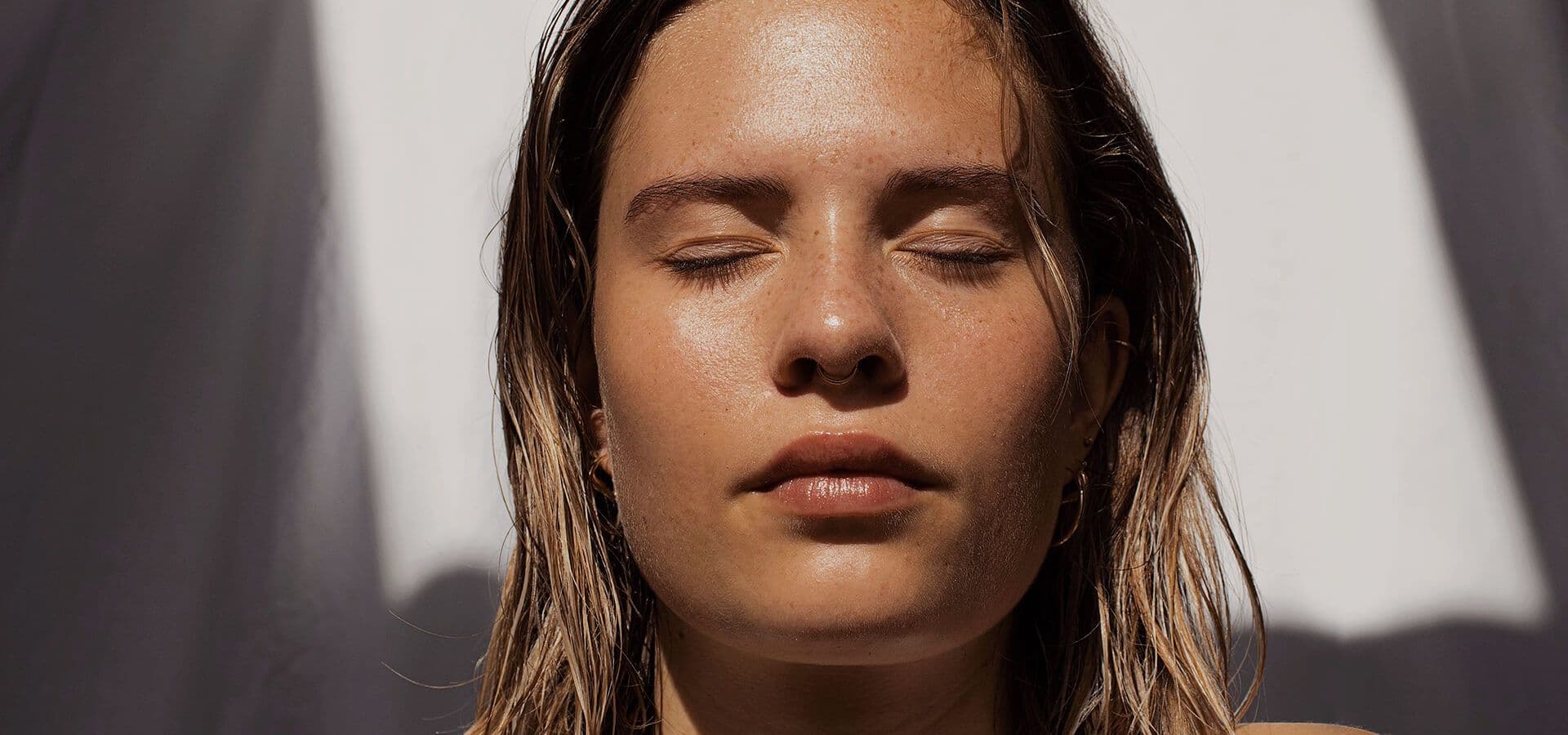 Cara de chica dándole el sol